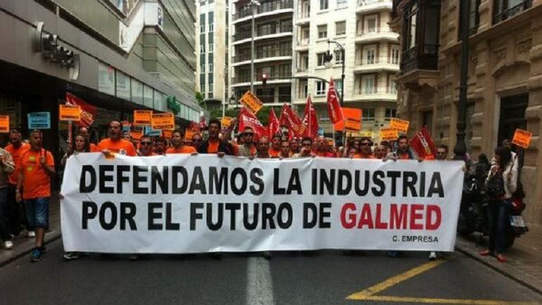 Pie de Foto: Foto de archivo 2013.Trabajadores de Galmed manifestándose por el centro de Valencia, en contra del cierre de la factoría saguntina