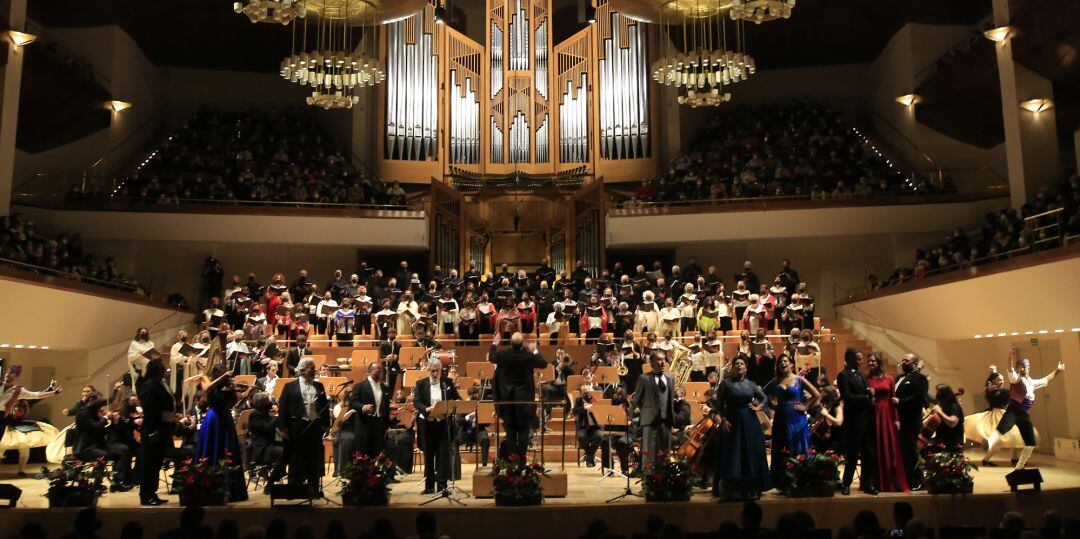 Éxito de la Sinfónica de la UCAM en la Gran Gala de la Zarzuela con un reparto encabezado por Plácido Domingo 