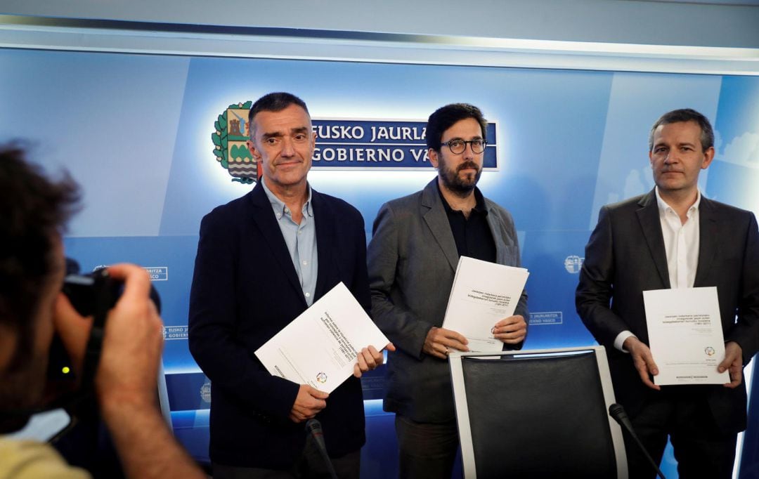 El secretario general de Derechos Humanos, Jonan Fernández, junto a Gorka Urrutia y José Ramón Intxaurbe, miembros del Instituto de Derechos Humanos Pedro Arrupe de la Universidad de Deusto. 