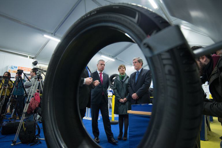 El lehendakari, Iñigo Urkullu, visita junto a la consejera de Desarrollo Económico, Arantza Tapia, la fábrica de Michelin en Vitoria por su 50 aniversario