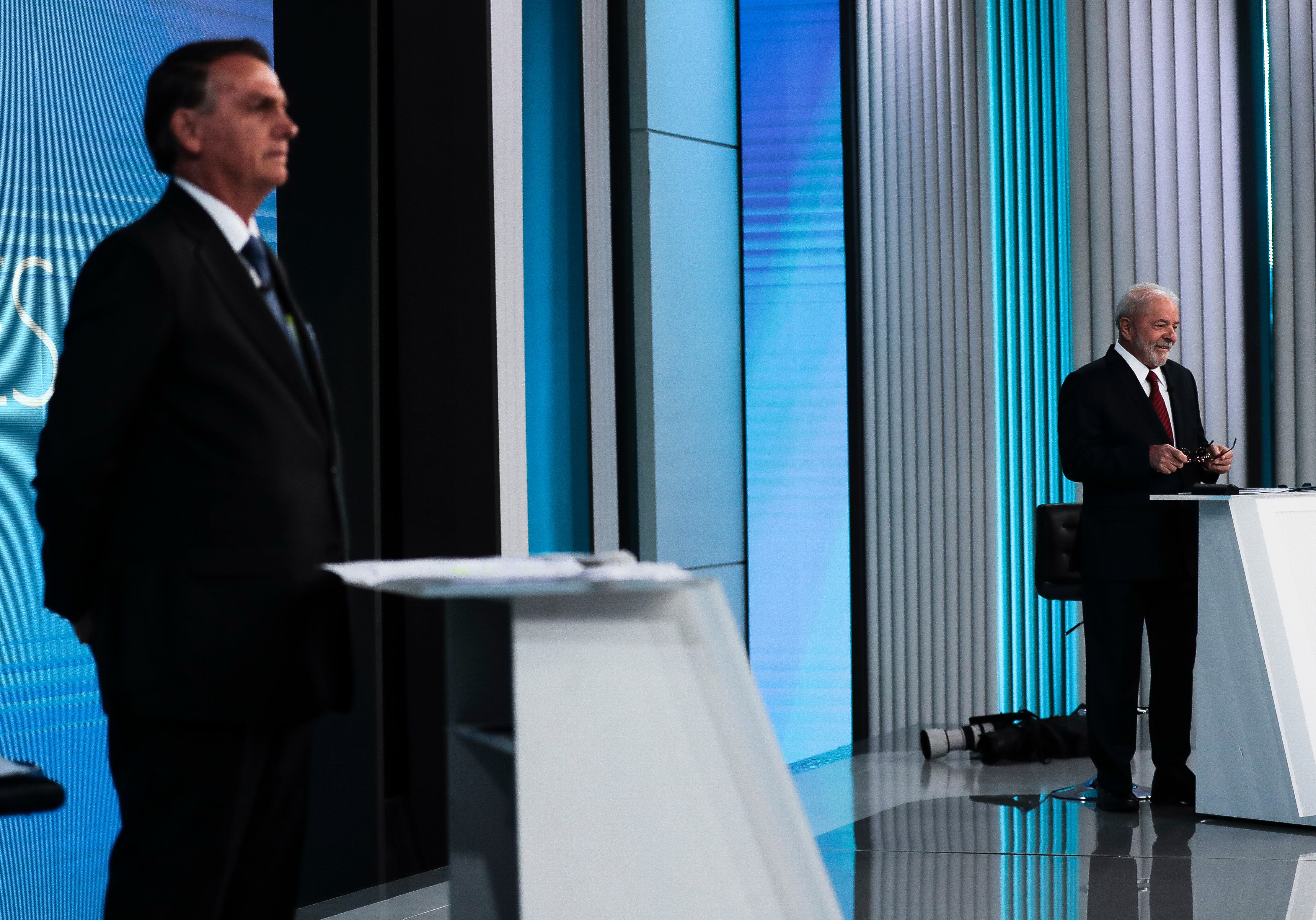 BRA01. RIO DE JANEIRO (BRASIL), 28/10/22.- El candidato presidencial por el Partido de los Trabajadores (PT), Luiz Inácio Lula da Silva (d) y el presidente y candidato a reelección, Jair Bolsonaro (i), participan en un debate hoy, en los estudios de TV Globo en Río de Janeiro (Brasil). El presidente de Brasil, Jair Bolsonaro, y su contrincante, el exmandatario Luiz Inácio Lula da Silva, protagonizan este viernes el último cara a cara antes de la segunda vuelta de las elecciones presidenciales del domingo. EFE/Antonio Lacerda
