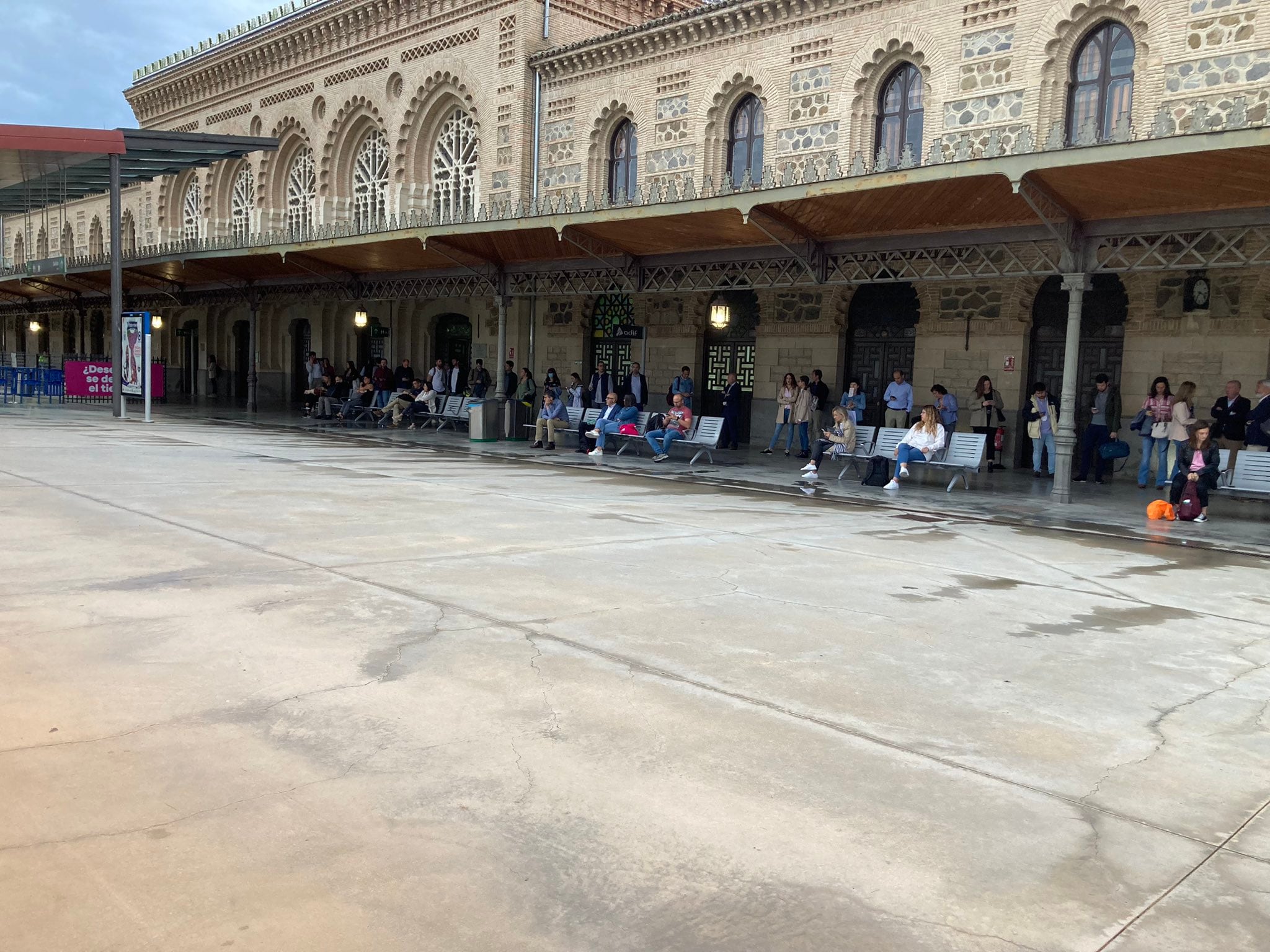 Imagen de las decenas de personas esperando al tren en la estación de Toledo