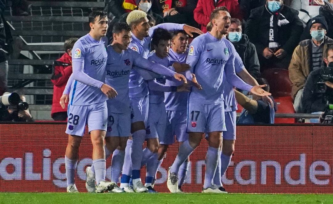 Los jugadores del Barça celebran el gol de Luuk de Jong