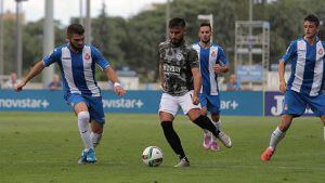 Forniés, de gris, en un lance del Español B-Sabadell