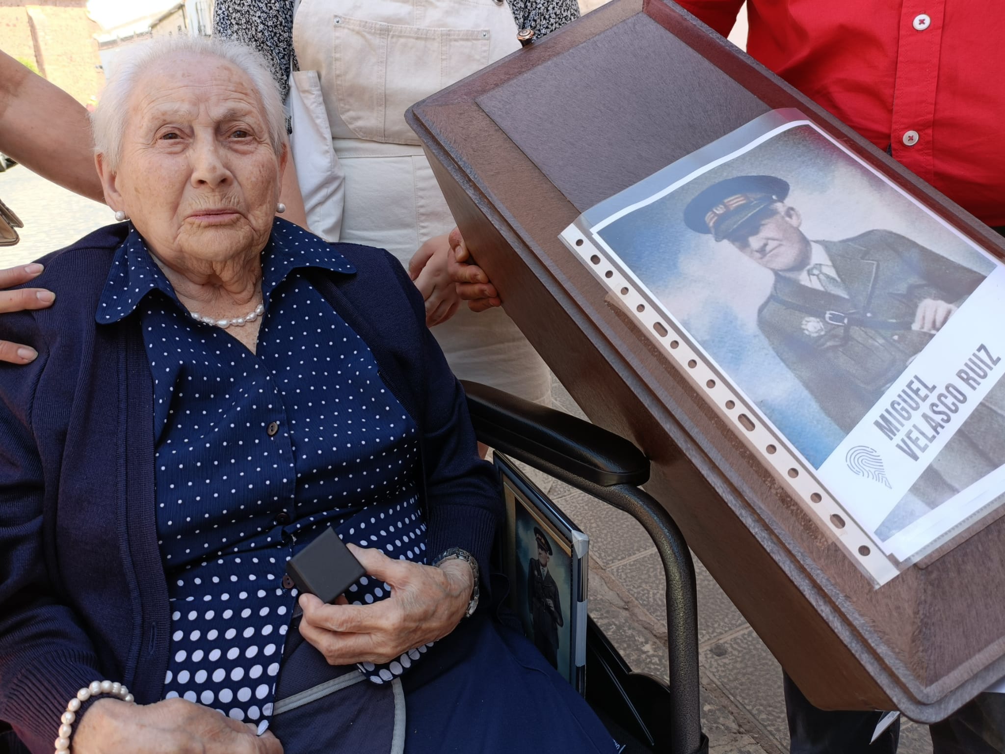 Gertrudis, hija de Miguel Velasco, junto al ataúd que alberga los restos de su padre