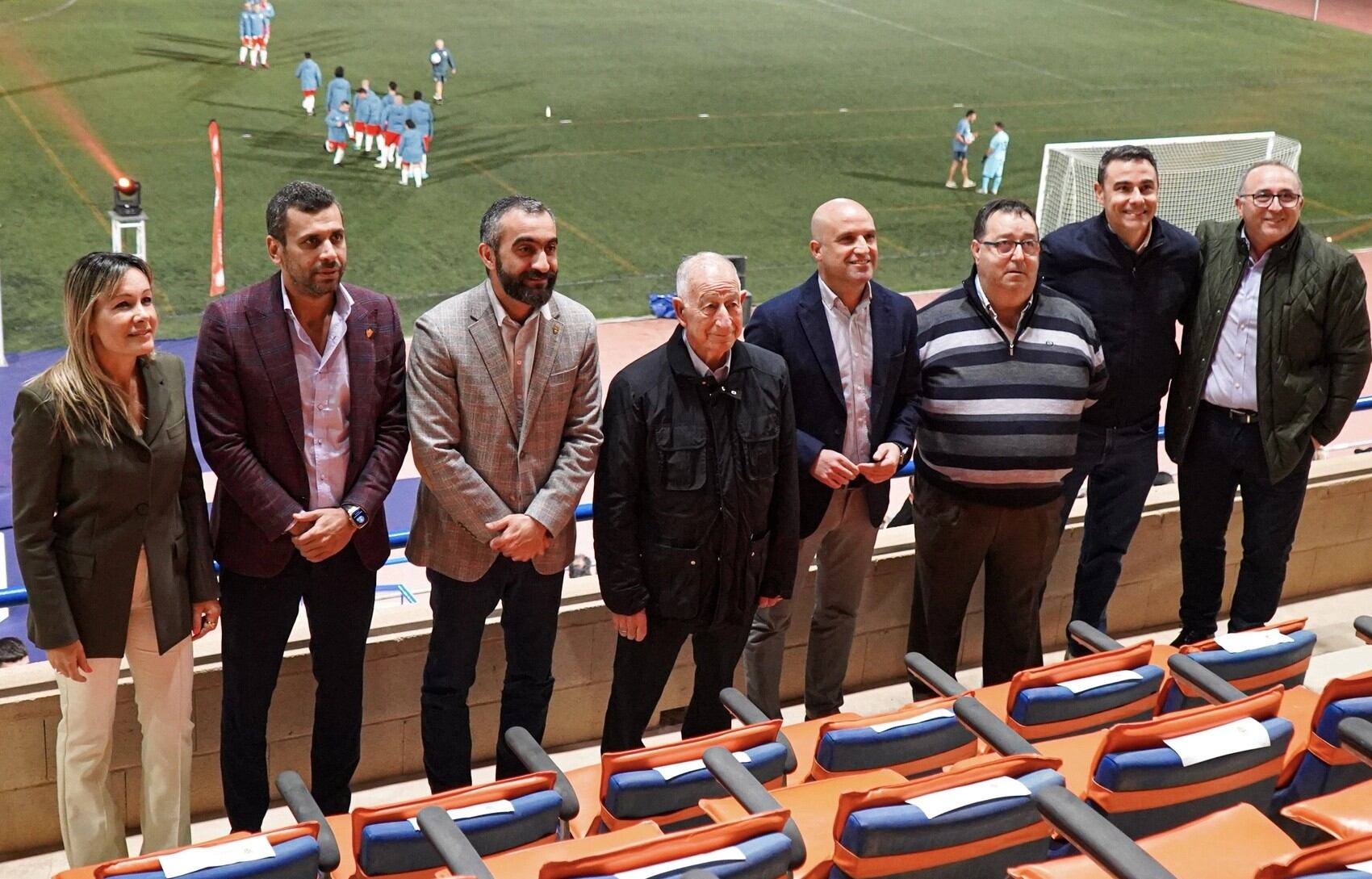 Foto de familia de la primera edición del torneo en el palco del Estadio Municipal Antonio Peroles.