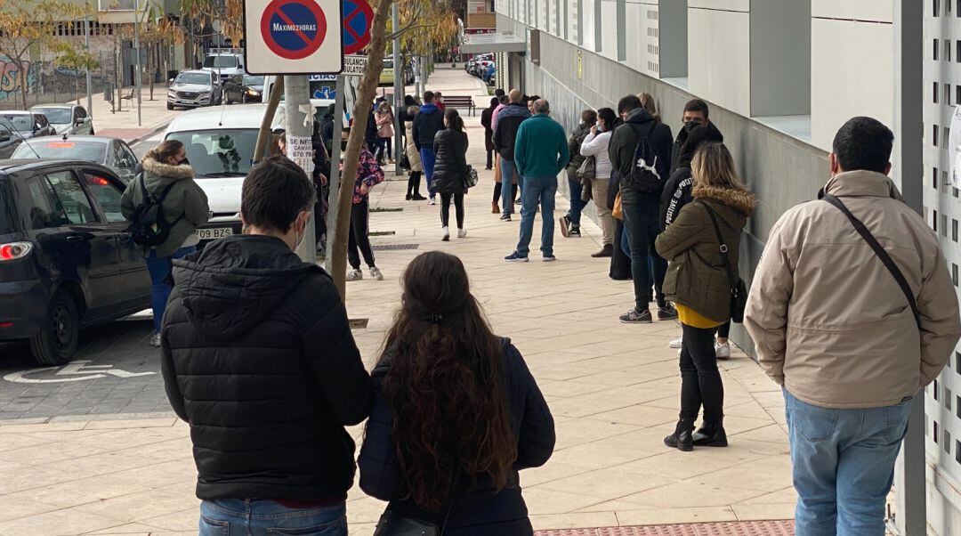 Colas en el centro de salud del Bulevar, en Jaén capital, este domingo.