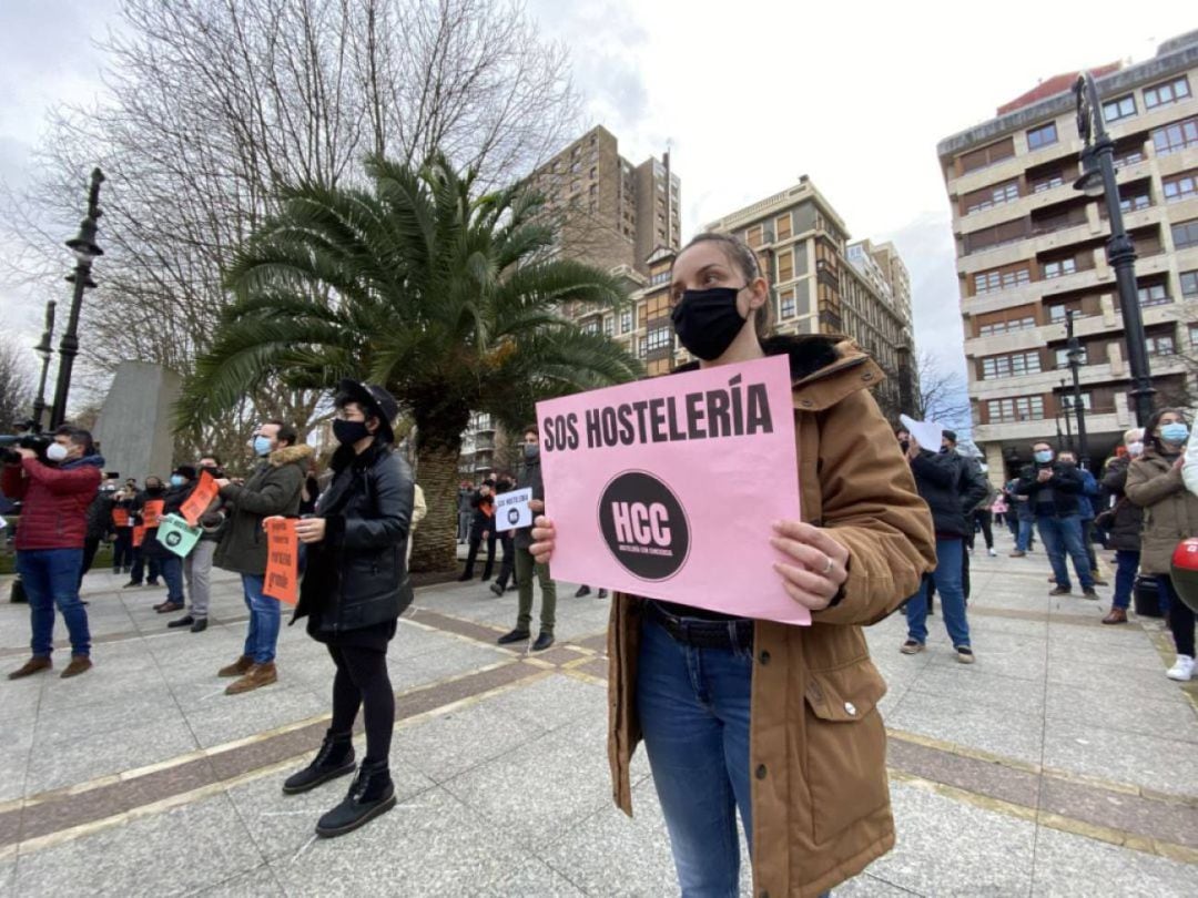 Protesta de una de las plataformas del sector de la hostelería en Gijón.