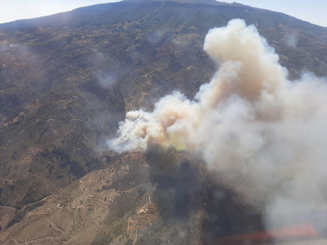 Vuelo de reconocimiento del helicóptero del GES sobre incendio forestal de Garafía.
