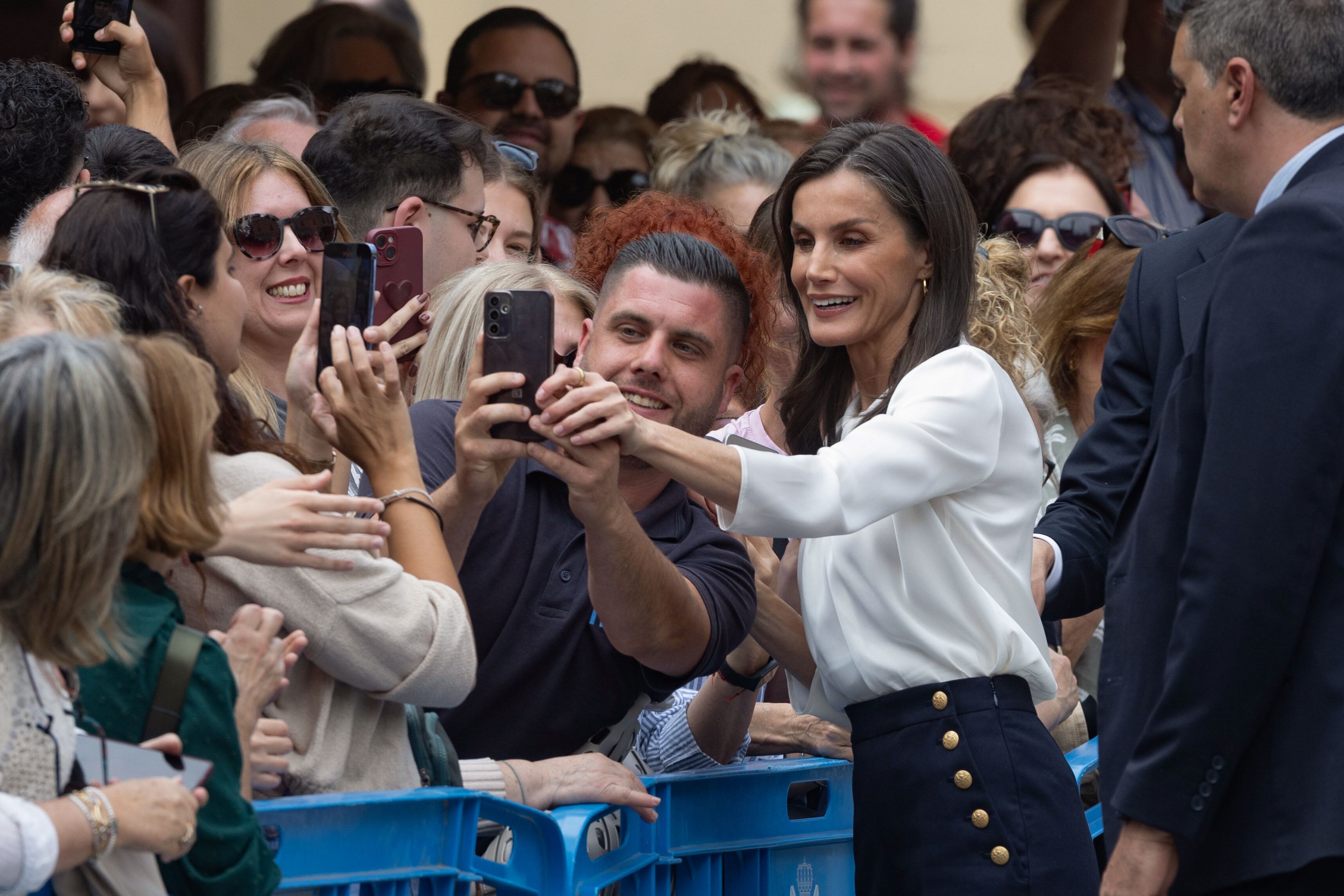 MURCIA, 14/05/2025.- La Reina Letizia saluda a vecinos de Murcia, este miércoles tras presidir el acto de entrega de Distinciones 2025 de Cruz Roja Española, con motivo del Día Internacional de Cruz Roja. EFE/Marcial Guillén