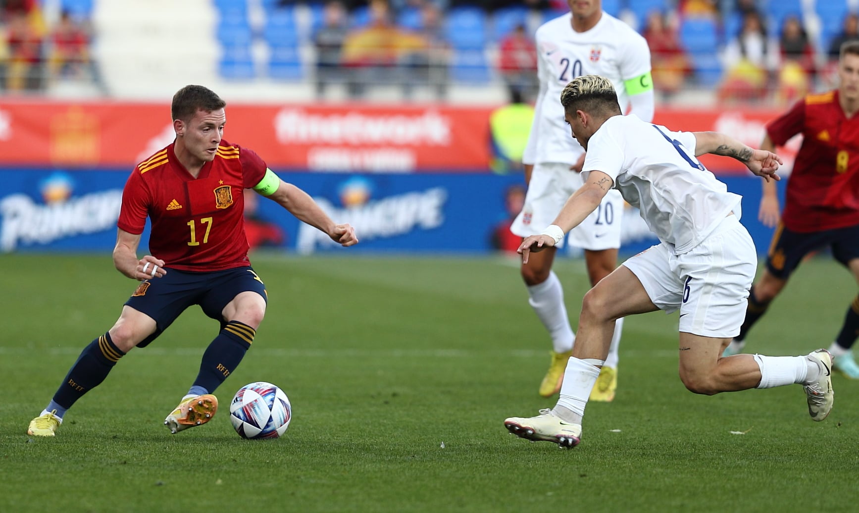 Sergio Gómez en una acción del partido en Huesca