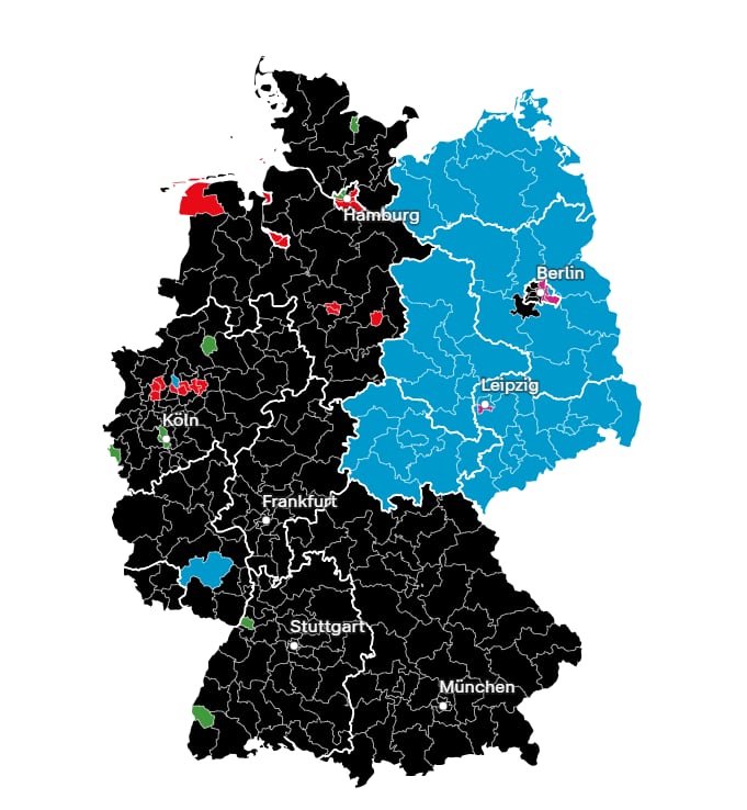 Distribución del voto por distritos electorales en Alemania. El negro corresponde a la CDU, el azul claro a AfD, el rojo al SPD, el verde a los Verdes y el morado a Die Linke