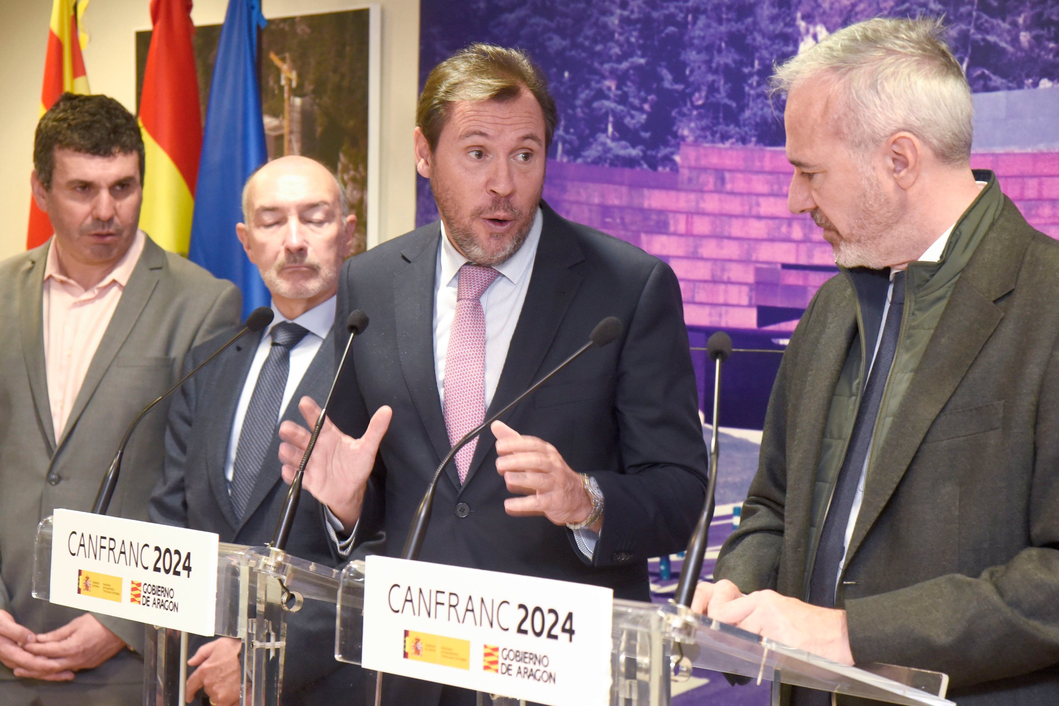 CANFRANC (HUESCA), 25/10/2024.-El ministro de Transportes, Óscar Puente, se reúne con el presidente del Gobierno de Aragón, Jorge Azcón, y el presidente de Nueva Aquitania de Francia Alain Rousset en la Estación de Canfranc, donde visitan el Centro de Control de Carreteras del Túnel de Somport, cerrado al tráfico desde septiembre por desprendimientos en el lado francés, y con los máximos representantes de la región francesa de Nueva Aquitania.EFE/ Javier Blasco
