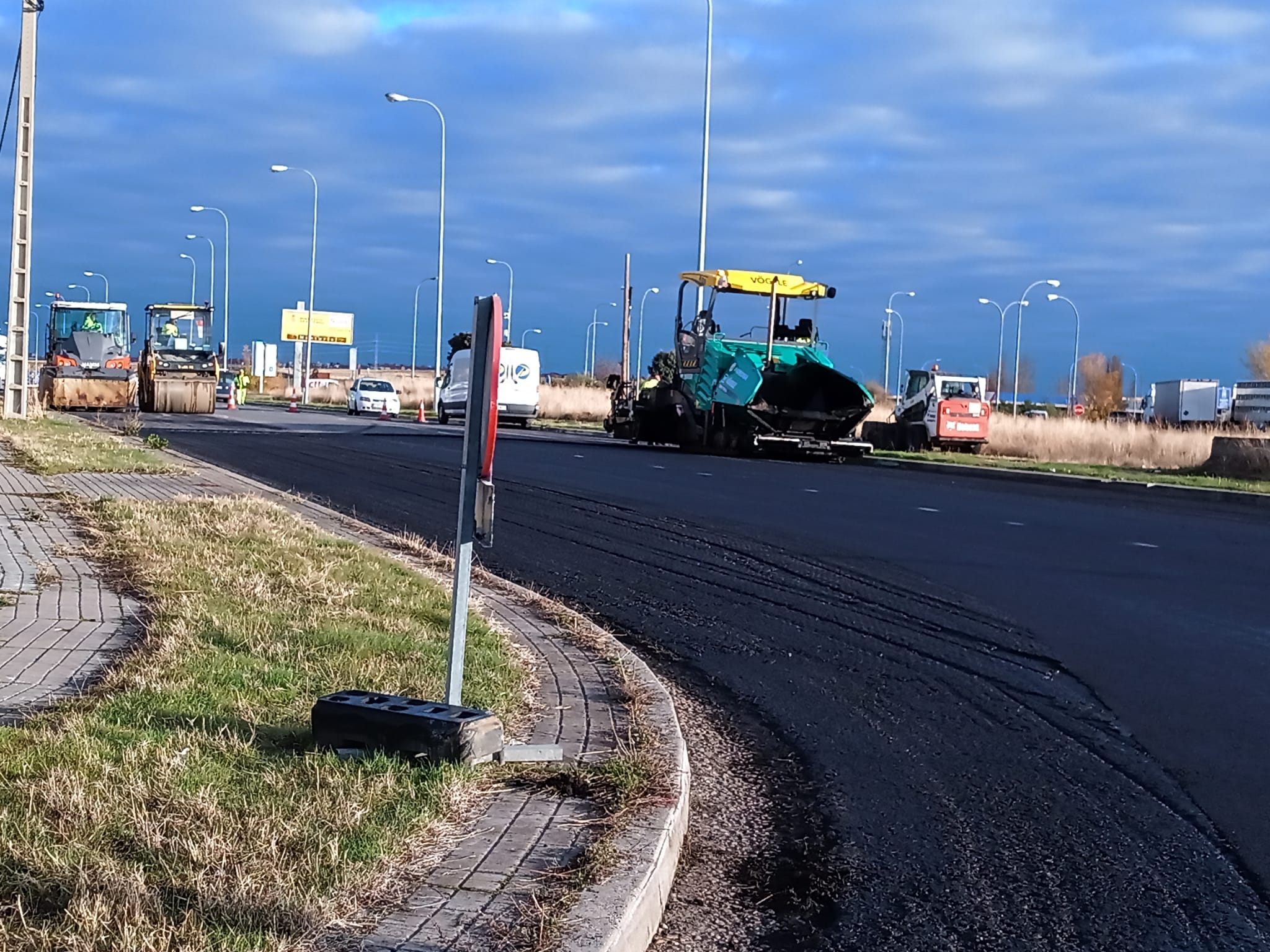 Imágenes de maquinaria trabajando en el asfaltado de una calle