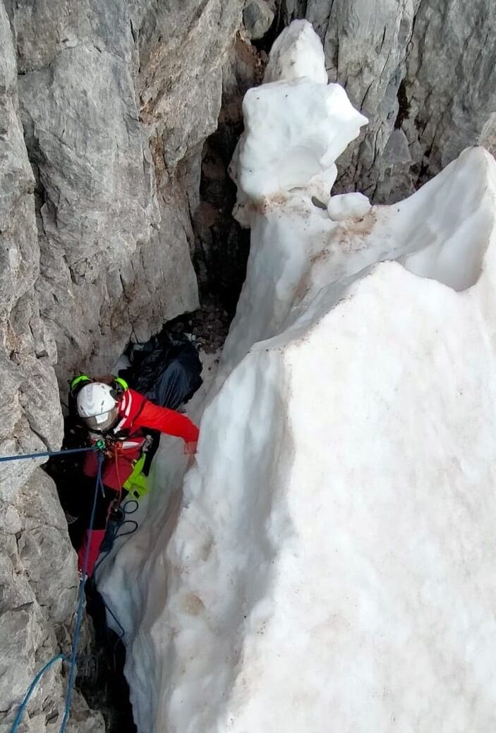 Imagen del rescate del hombre fallecido facilitada por el SEPAS de Asturias.