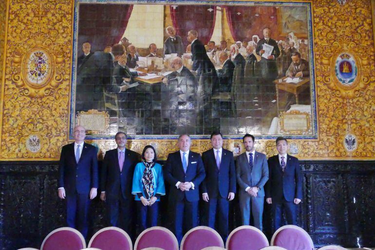 El alcalde, José Ignacio Landaluce, junto a los embajadores.
