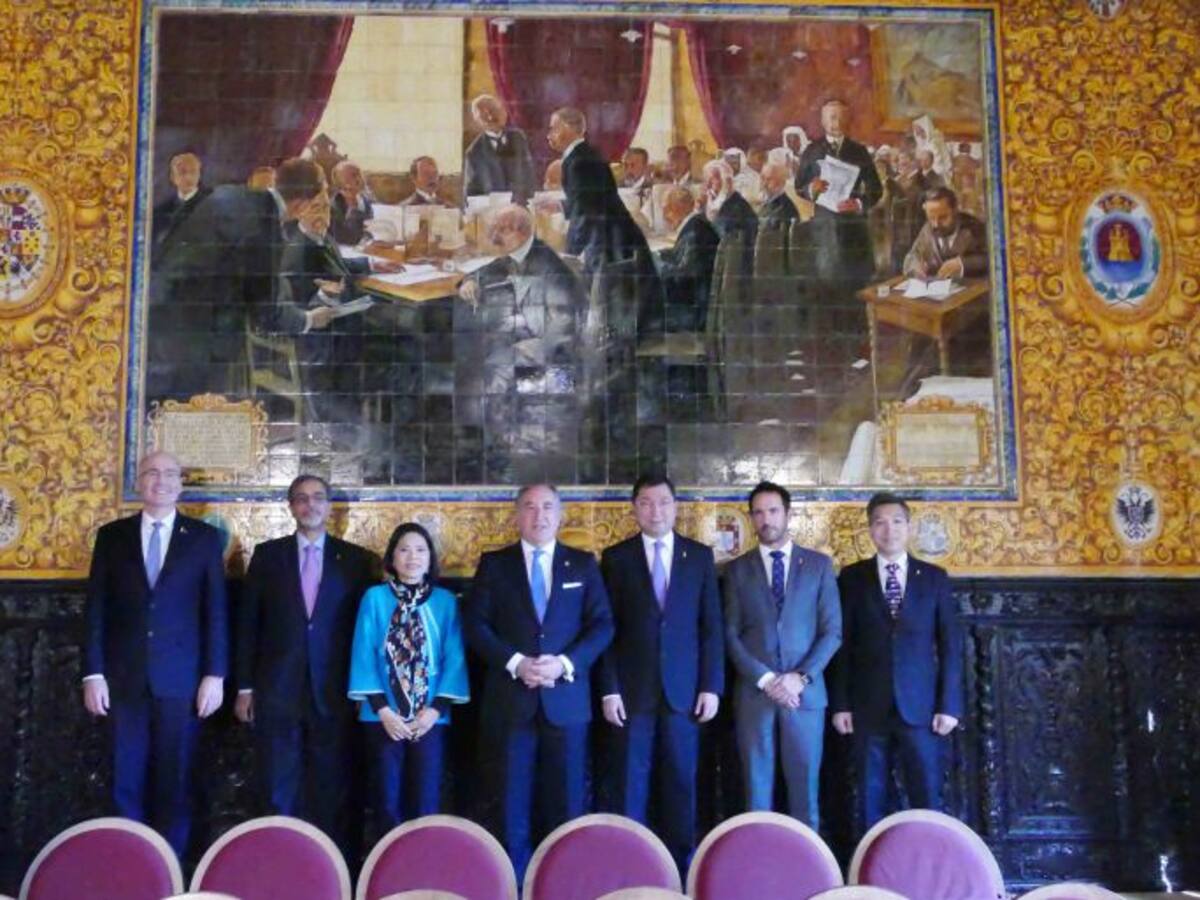 Algeciras recibe engalanada a seis embajadores asiáticos