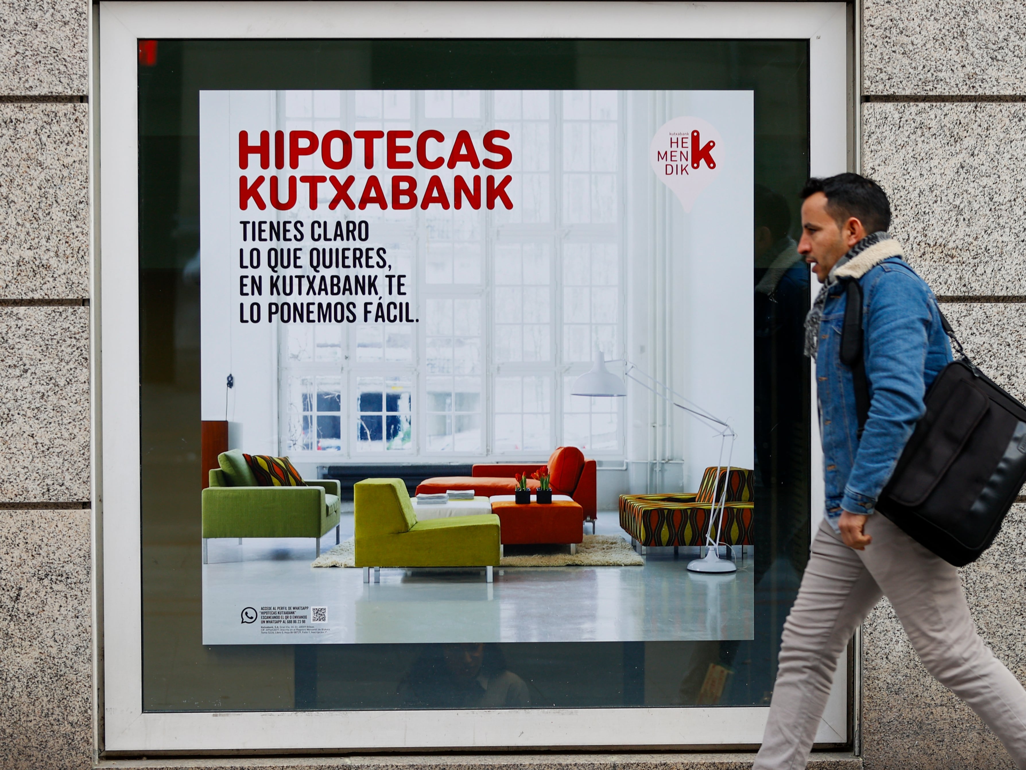 Un cartel de un banco en Bilbao anuncia prestamos para vivienda.