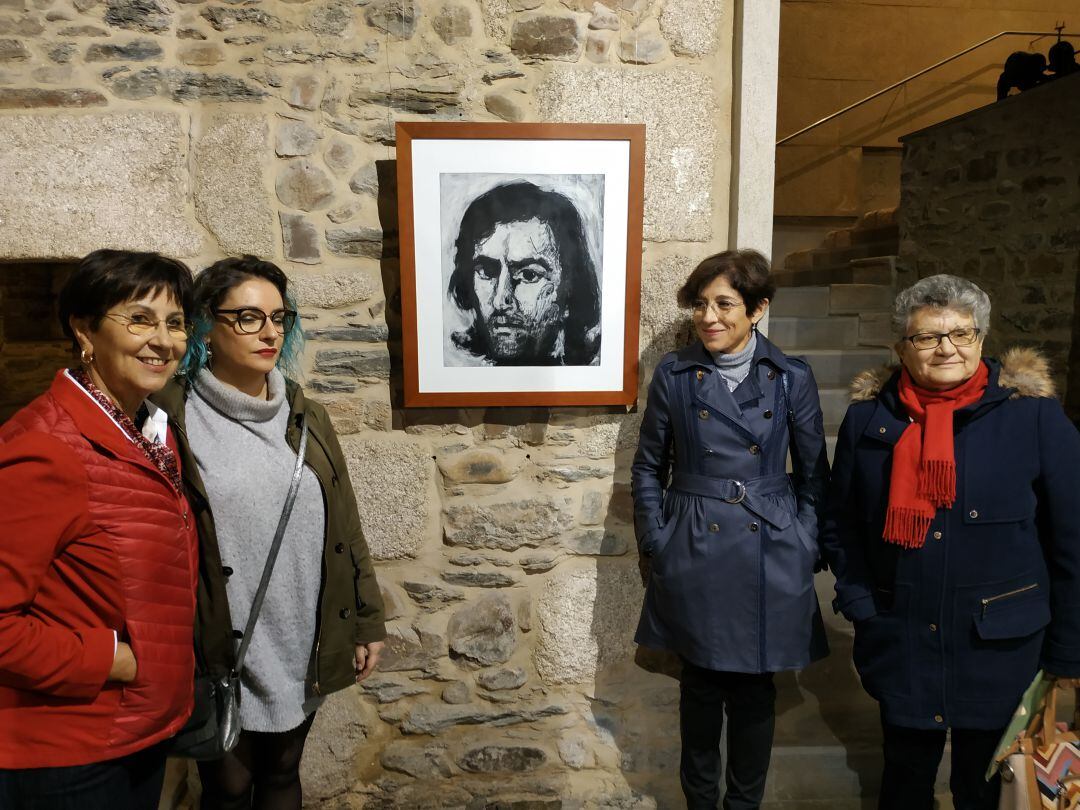 Momento de la inauguración anyte un autorretrato de Ángel Ruiz