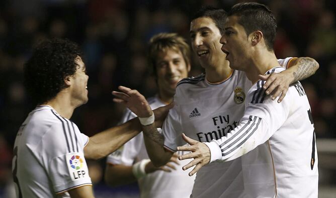 Ronaldo, Pepe, Di María y Coentrao festejan el tanto de falta.