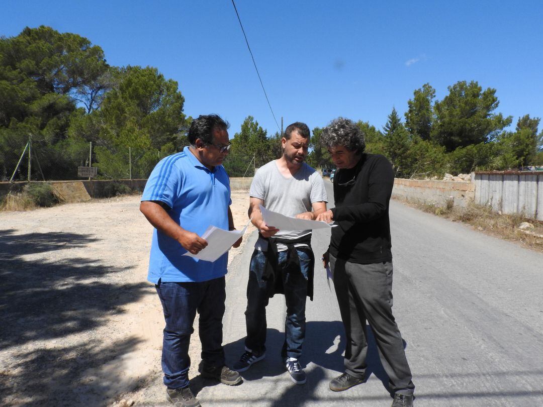 Técnicos del Consell de Formentera y Teleco durante los trabajos de replanteo en es Ca Marí