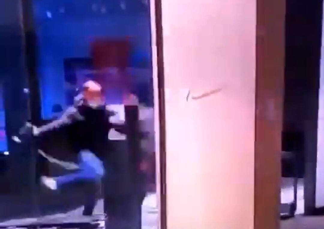 La imagen del joven intentando saquear la tienda de Nike.