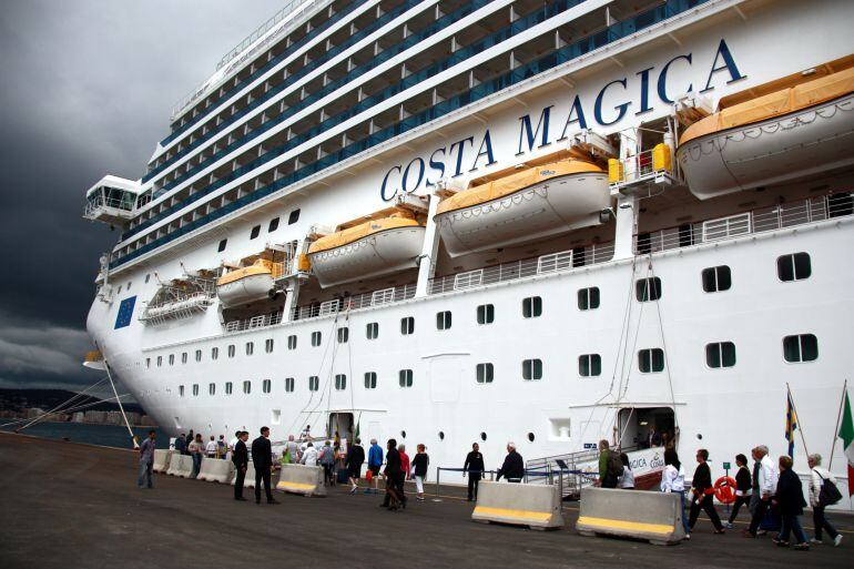 El creuer Costa Magica atracat al port de Palamós