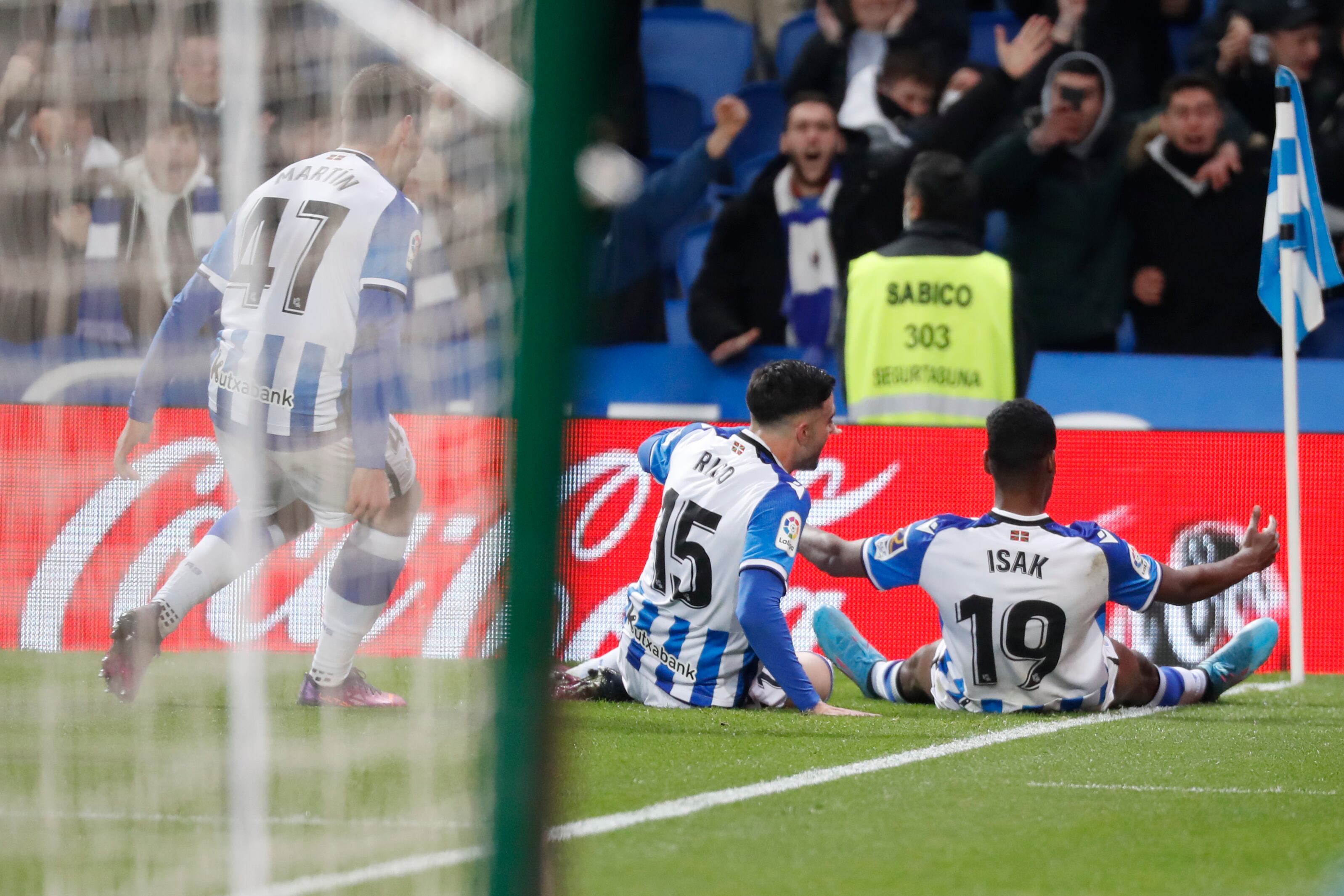 SAN SEBASTIÁN, 04/04/2022.- Los jugadores de la Real Sociedad, el sueco Alexander Isak (d) y Diego Rico, celebran el gol que ha dado los tres puntos al equipo donostiarra durante el encuentro correspondiente a la jornada 30 de primera división que han disputado hoy lunes frente al Espanyol en el Reale Arena de San Sebastián. EFE / Juan Herrero.
