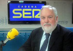 El ministro de Agricultura, Alimentación y Medio Ambiente, Miguel Arias Cañete, ha asegurado que el dato del paro de la EPA, que deja un récord histórico de la tasa de desempleo superior al 26%, es &quot;un mal dato&quot; aunque ha destacado que la reforma laboral 