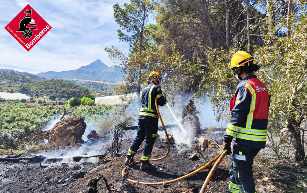 Dos efectivos trabajando sobre el terreno afectado por el incendio forestal declarado este martes en Callosa d&#039;En Sarrià (Alicante) / CPBA