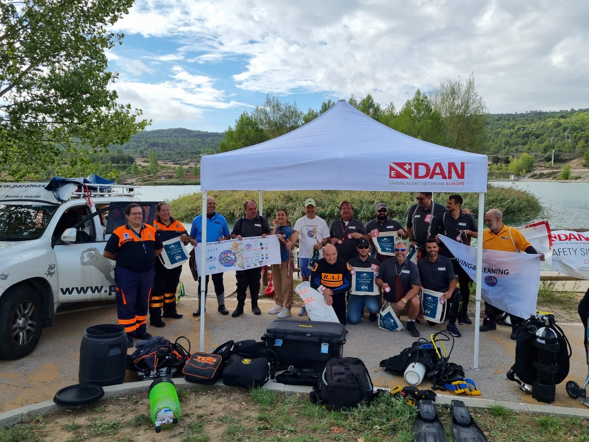 Grupo de participantes en la limpieza del azud de Pareja