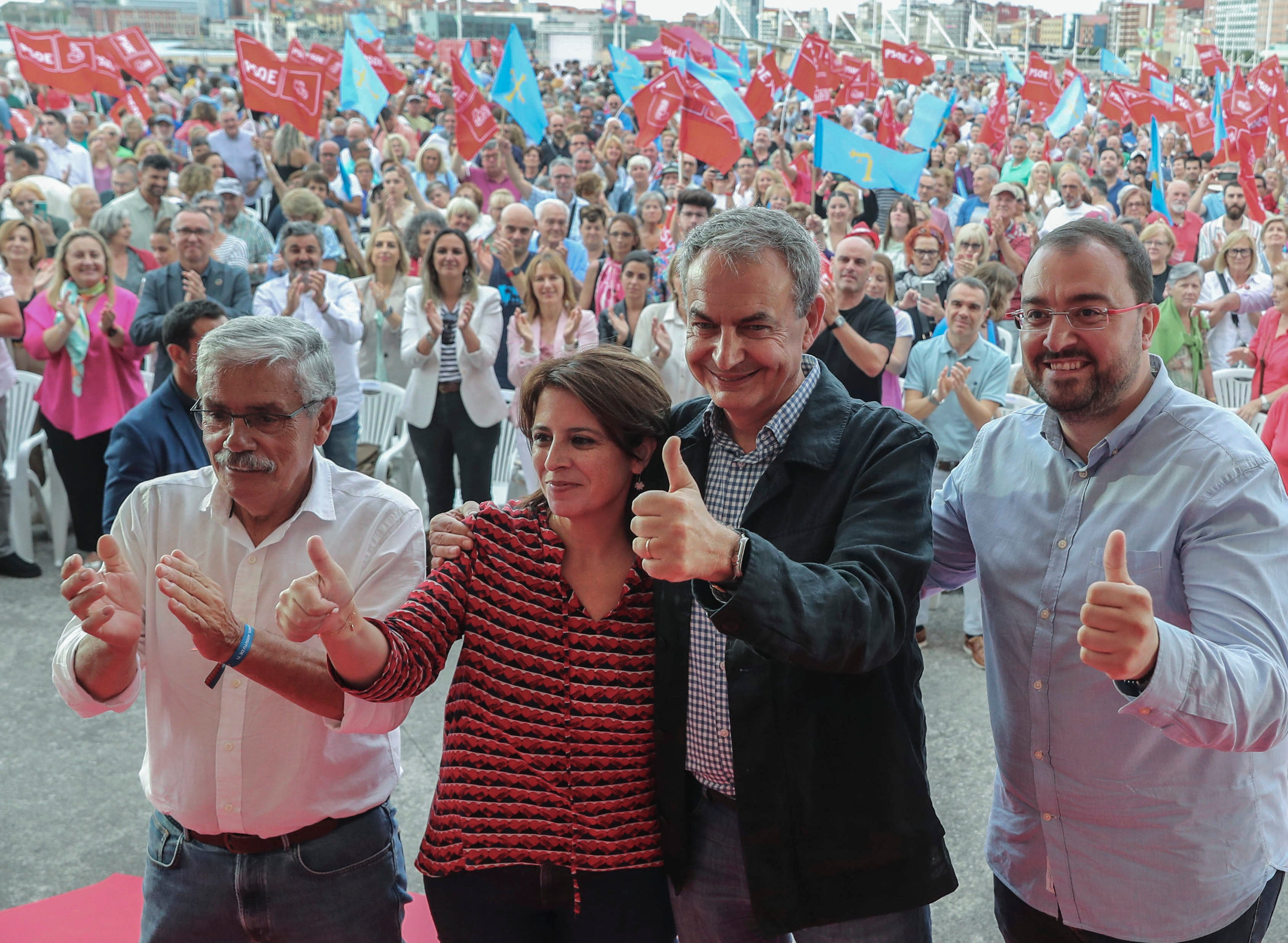 GEl portavoz socialista en el ayuntamiento de Gijón, Manuel Flórez, la candidata al Congreso, Adriana Lastra, el expresidente del Gobierno, José Luis Rodríguez Zapatero y el presidente del Principado, Adrián Barbón, durante el acto electoral que los socialistas han celebrado el pasado jueves en Gijón.