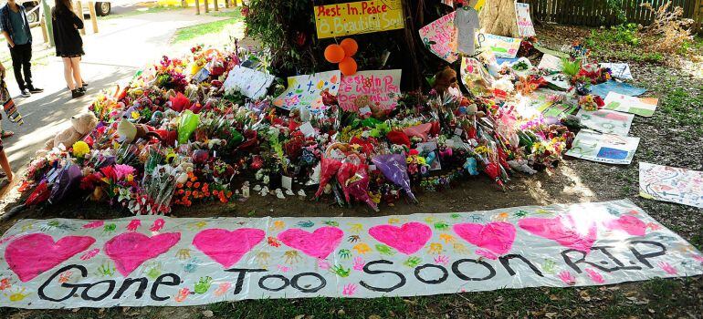 El altar imporvisado dedicado a los niños asesinados creado por los vecinos de la zona