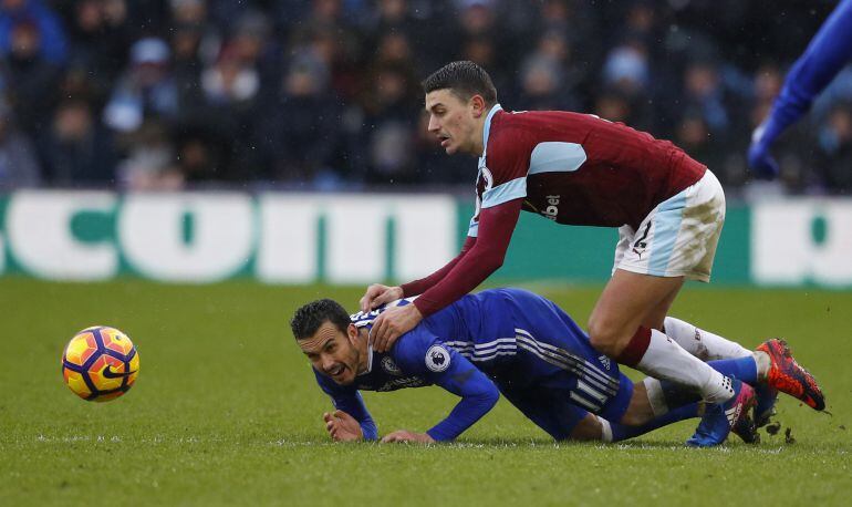 Pedro cae empujado por Lowton