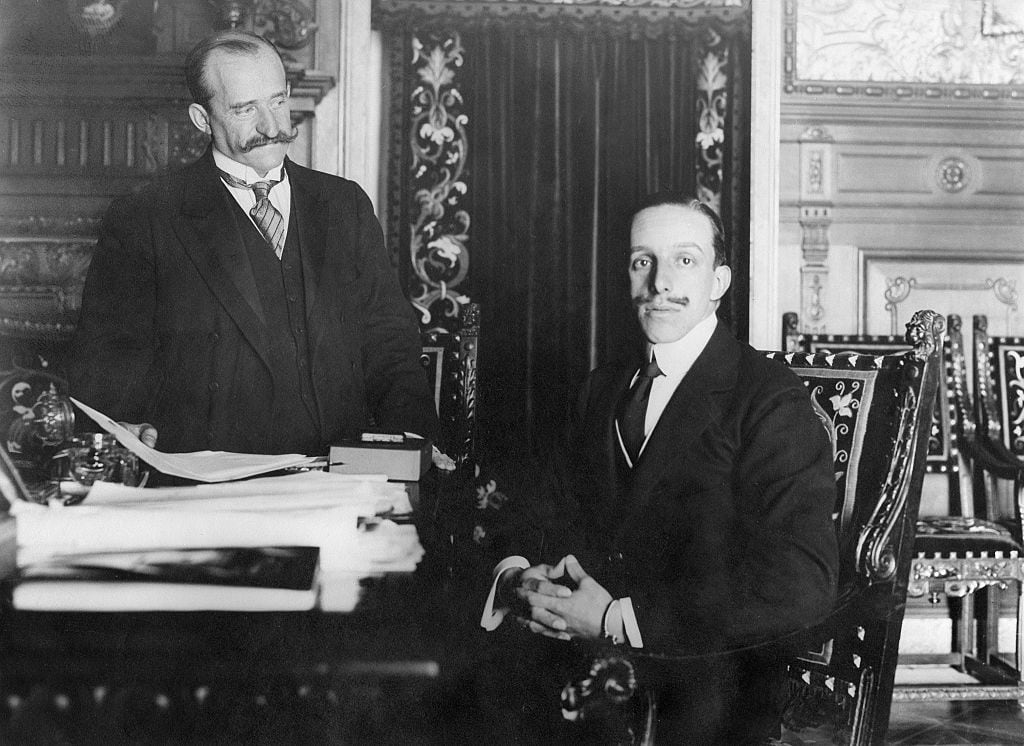 (Eingeschränkte Rechte für bestimmte redaktionelle Kunden in Deutschland. Limited rights for specific editorial clients in Germany.) Alfons XIII, King of Spain *17.05.1886-28.02.1941+  with the spanish prime minister Alvaro Figuera Torres Conde de Romanones  - 1913 - Photographer: Chusseau-Flaviens -    Vintage property of ullstein bild  (Photo by Charles Chusseau-Flaviens/ullstein bild via Getty Images)