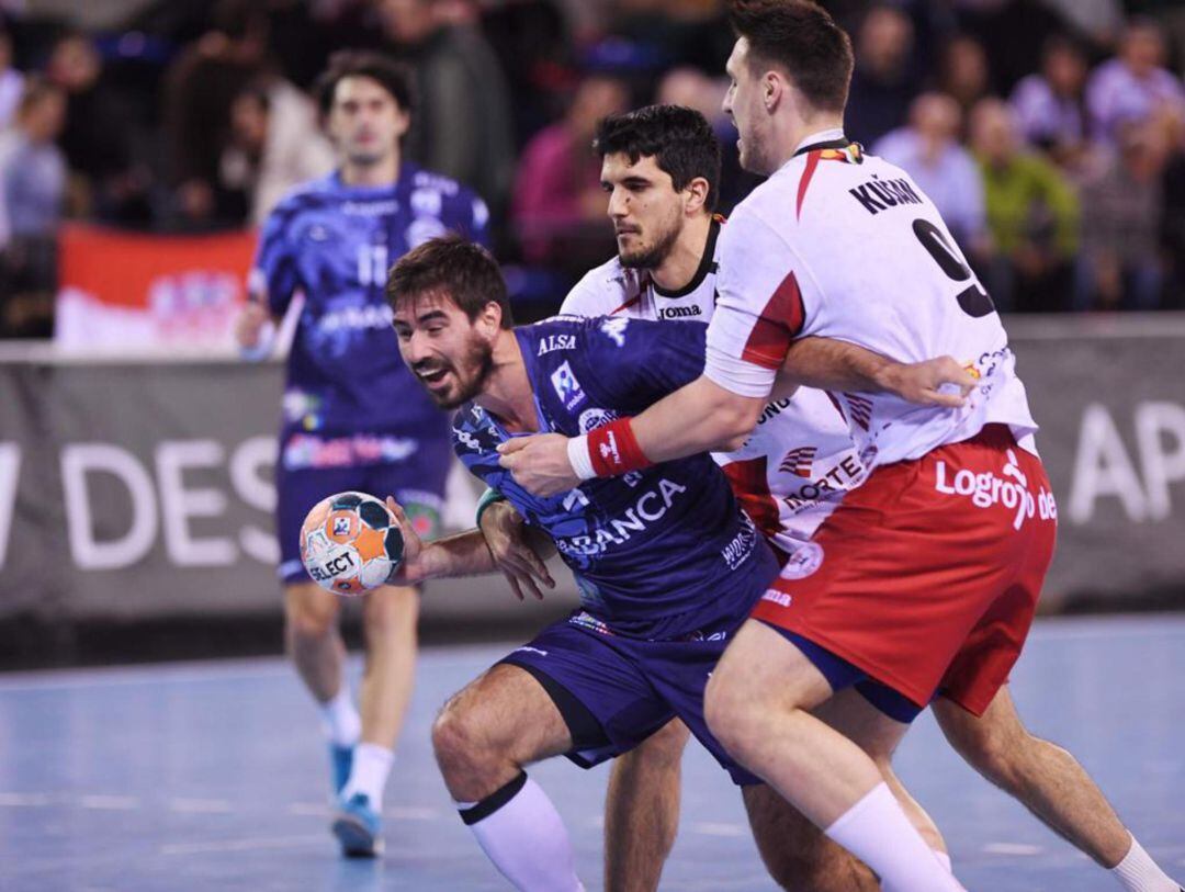 Sebastián Simonet intenta un lanzamento a portería