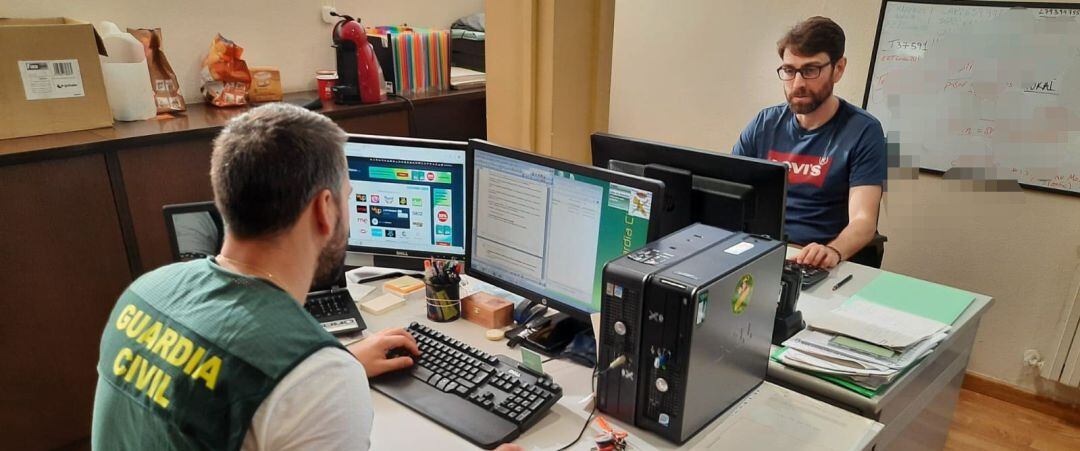 Equipo de estafas telemáticas de la Guardia Civil