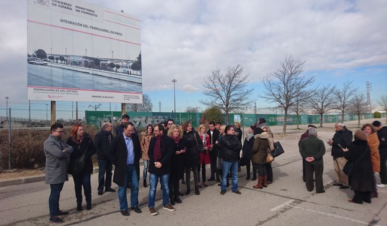 Los cargos socialistas junto al cartel del proyecto en La Tenería