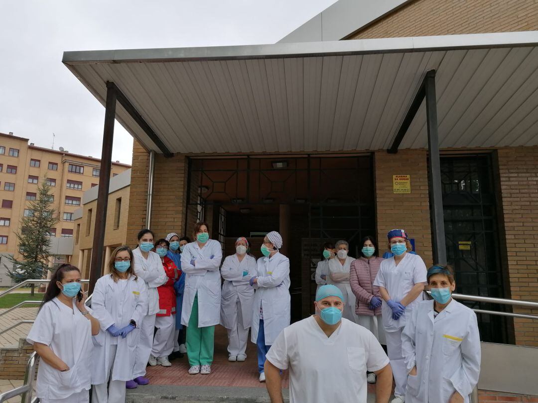 Concentración de profesionales en el Centro de Salud Sur de Aranda en homenaje a los médicos fallecidos por coronavirus