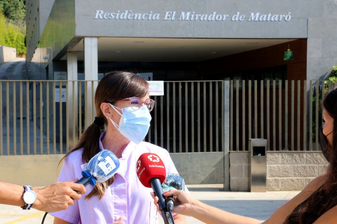 La directora de la residència El Mirador de Mataró, Meritxell Aguirre, atenent els mitjans de comunicació a la porta del centre