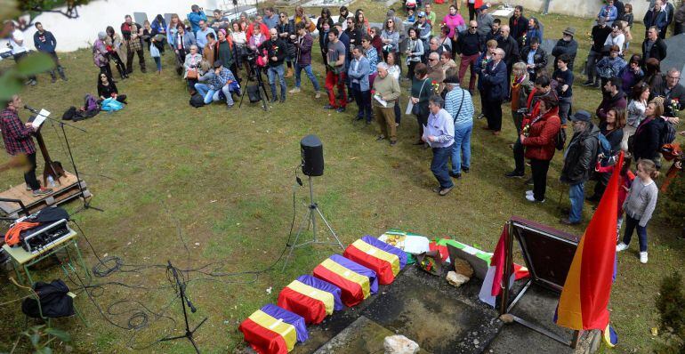 La asociación de familiares de represaliados en el penal burgalés de Valdenoceda durante el acto de entrega a sus familias los restos de cuatro de los más de cien exhumados 