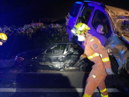 Bomberos atienden el accidente en Benifairó.