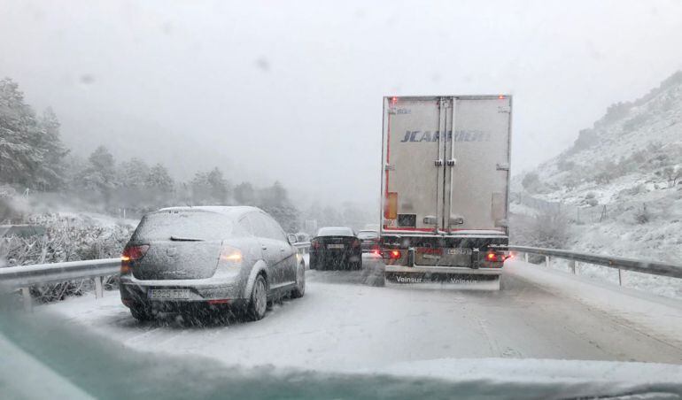 Momento del colapso de tráfico en la A-92 en el Puerto de la Mora (Granada) este jueves