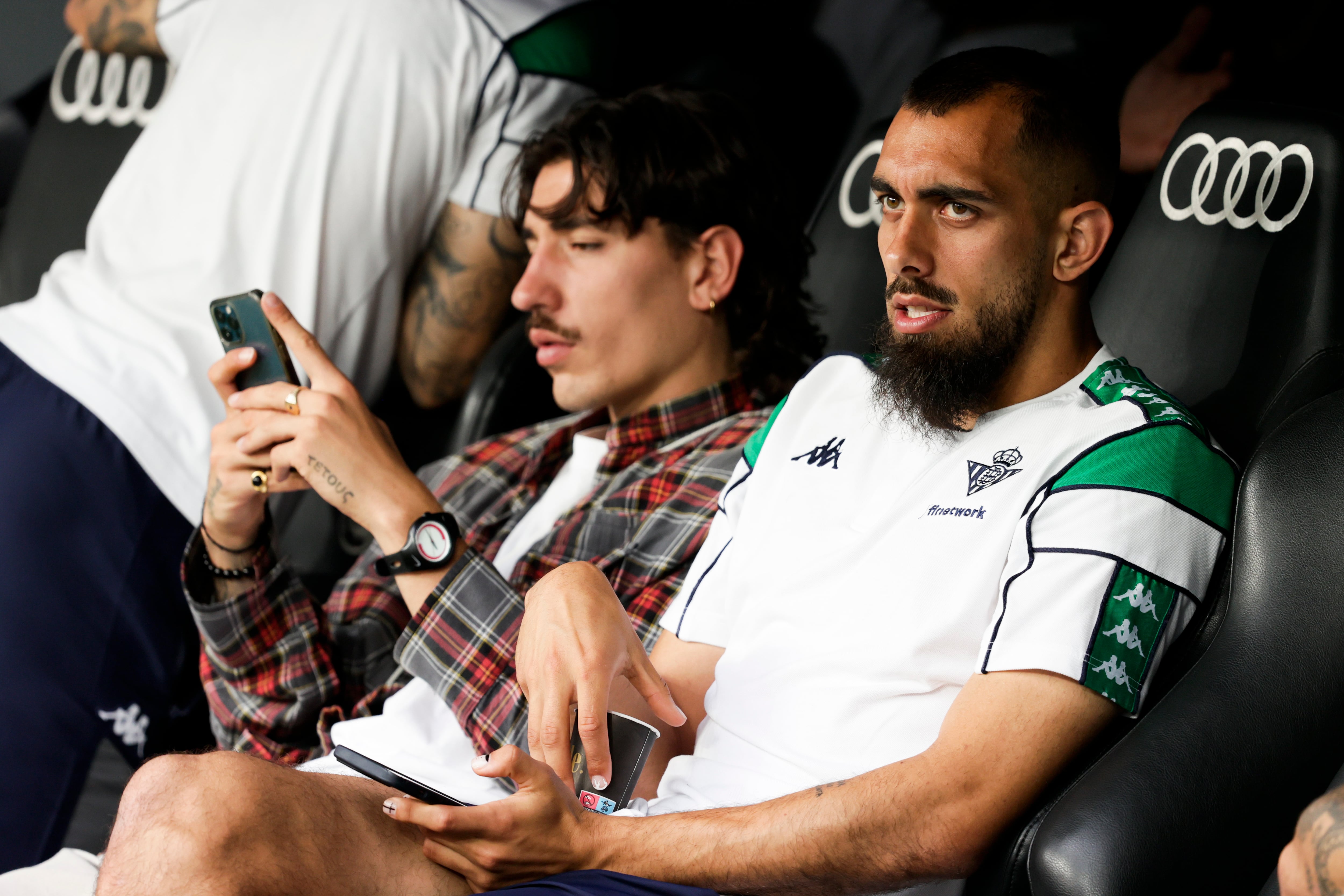 Héctor Bellerín junto a Borja Iglesias en el banquillo del Real Betis