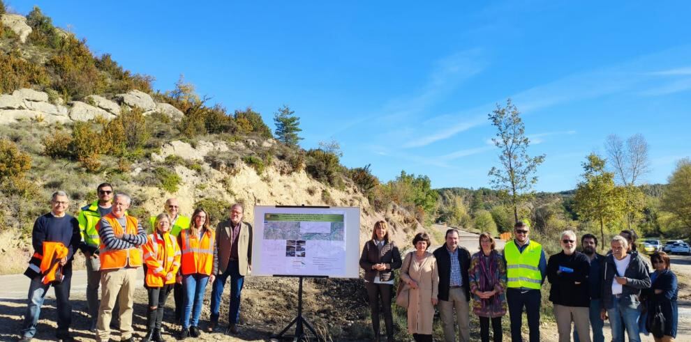 Visita de representantes políticos y técnicos a las obras de la A-1606 en LA Guarguera