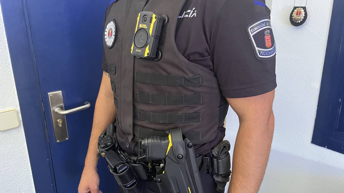 Sara Fernández, edil de Seguridad de Humanes de Madrid, repasa la incorporación de cámaras y una pistola táser para la Policía Local