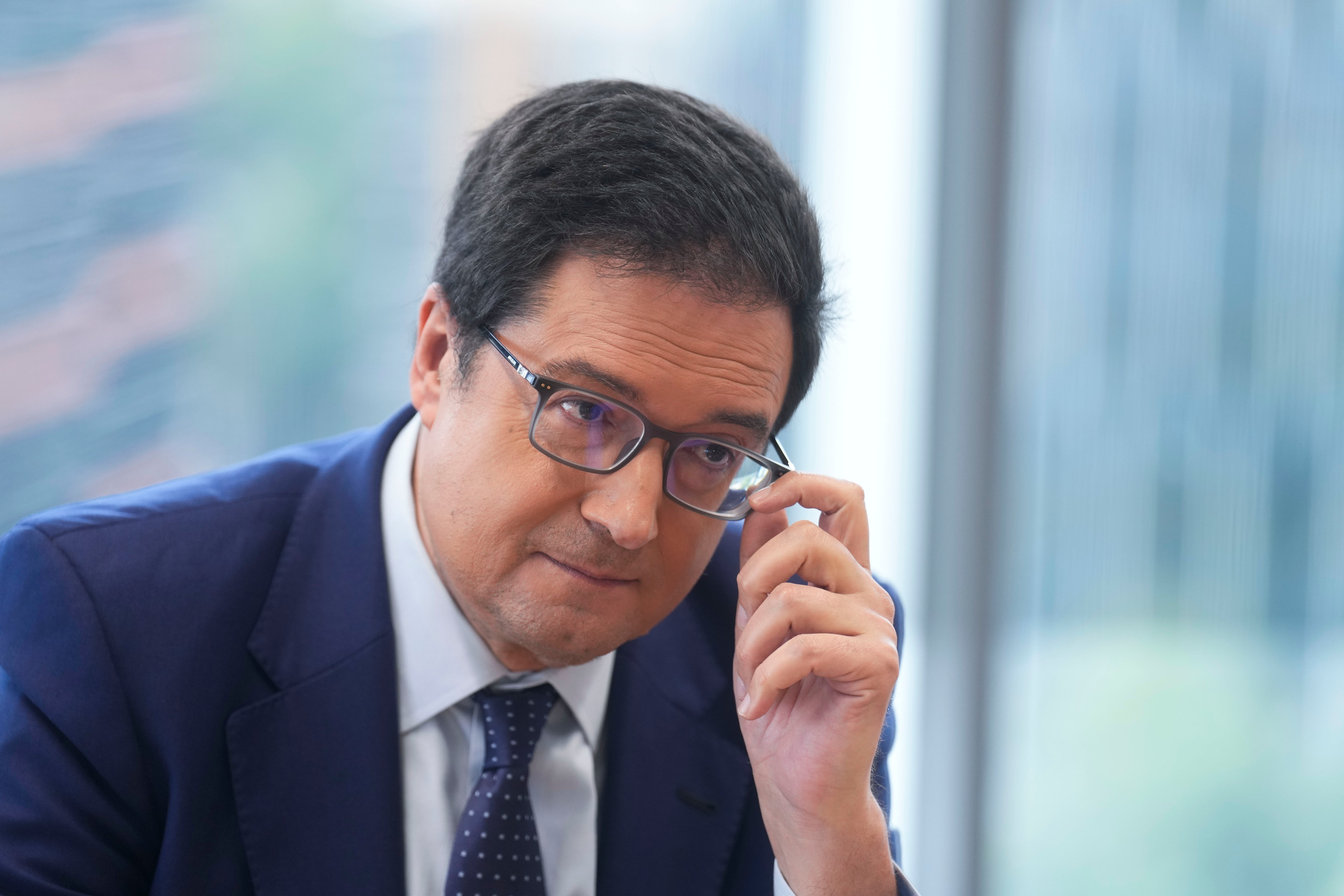 El secretario general del PSOE-M y ministro para la Transformación Digital y de la Función Pública, Óscar López, habla en una entrevista con EFE.