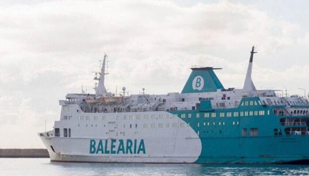 Un ferry en la travesía Ceuta-Algeciras.