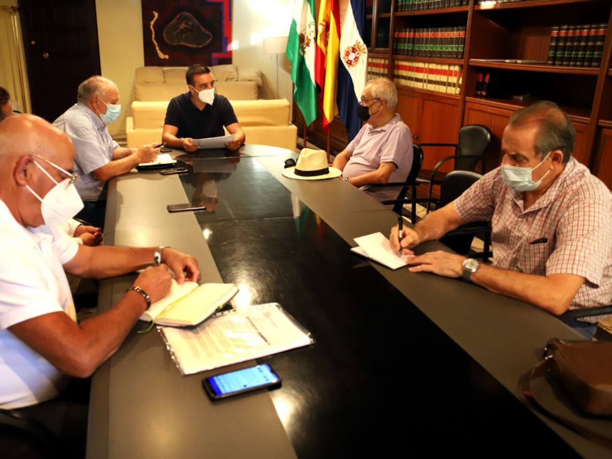 Colectivos vecinales conocen ya la futura Ordenanza sobre terrazas y veladores