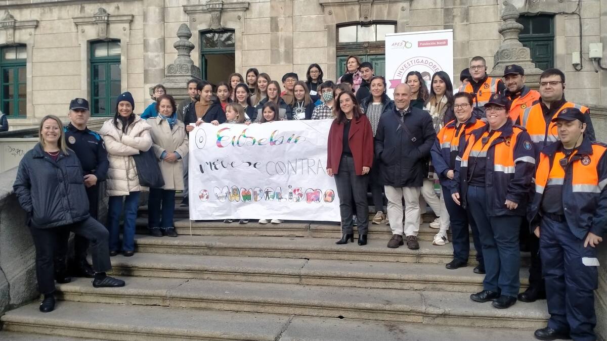 Alumnos del Colegio Eusebio da Guarda protagonizan una andaina contra el vandalismo